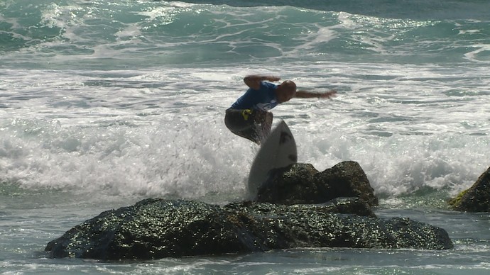 Frederick Patacchia desconta ravia com derrota batendo prancha na pedra em Gold Coast Mundial de Surfe (Foto: Reprodução)