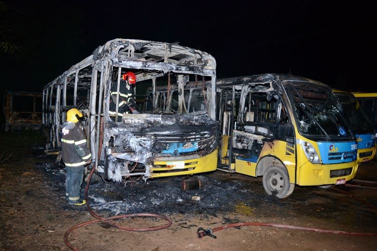 Incêndio destrói ônibus do transporte coletivo em Muriaé; FOTOS