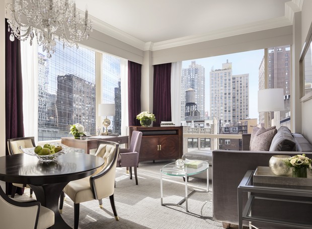 A suíte Executive City View do Trump International Hotel & Tower, em Nova York, tem vista para os prédios de Manhattan (Foto: Divulgação)