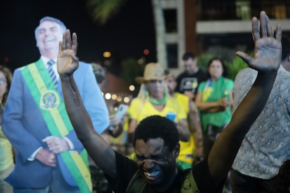 Apoiadores em frente ao condomínio onde Bolsonaro tem casa, na Barra da Tijuca, no Rio de Janeiro — Foto: PEDRO KIRILOS/ESTADÃO CONTEÚDO