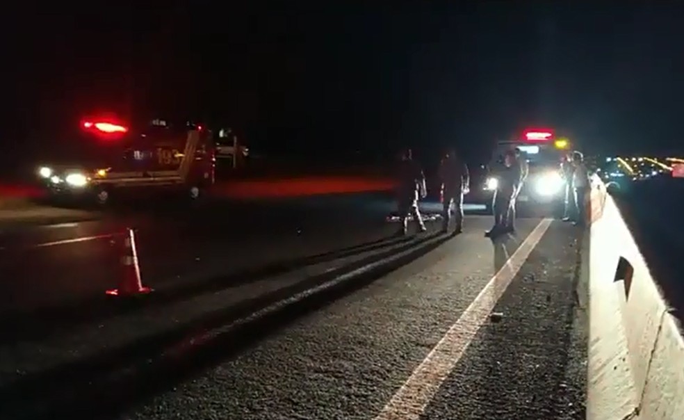 Homem morre atropelado por carro em trecho urbano de rodovia em Espírito Santo do Turvo — Foto: Lucas Pereira/Repórter na Rua