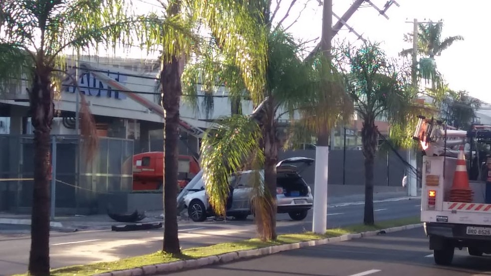 Motorista do carro que derrubou um poste na Avenida Tiradentes fugiu após acidente e abandonou o veículo — Foto: Arquivo pessoal