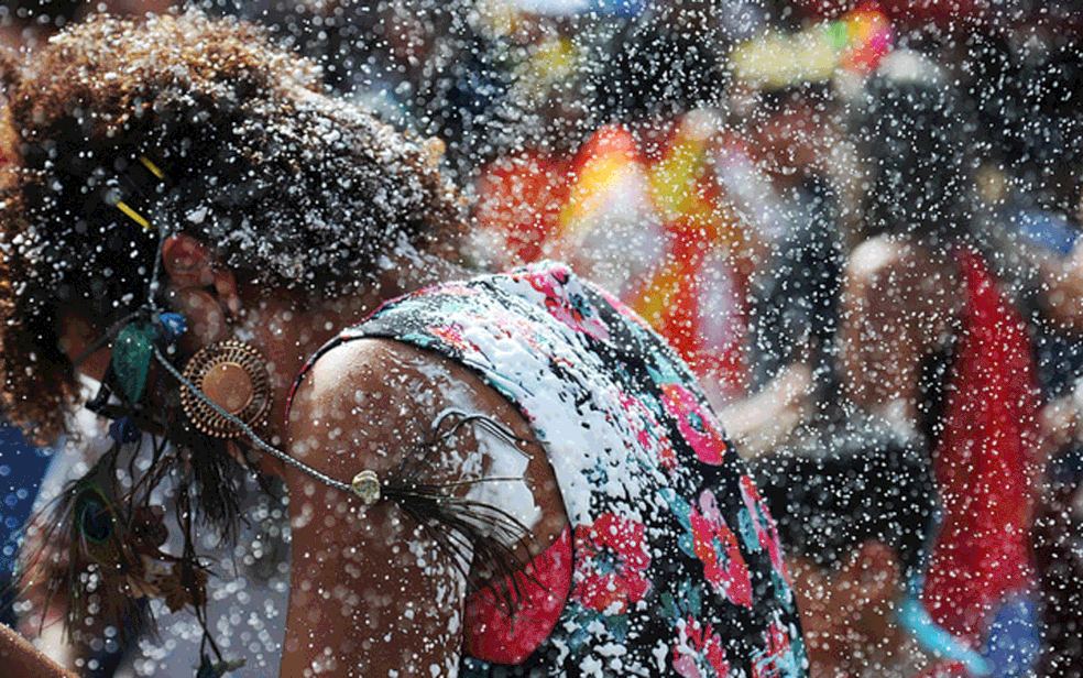 Foliã se diverte com banho de espuma durante carnaval do DF (Foto: Dênio Simões/Agência Brasília.)