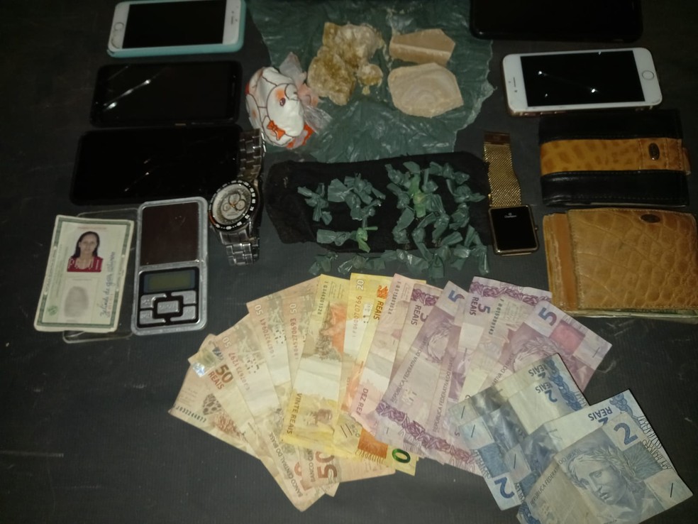 Drogas, dinheiro e celulares apreendidos com suspeitos de tráfico em Rurópolis — Foto: Polícia Civil/Divulgação