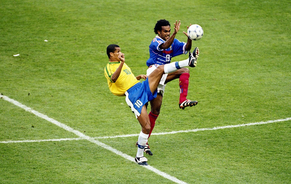 Rivaldo disputa bola com Karembeau na Copa do Mundo de 1998 — Foto: Agência Getty Images