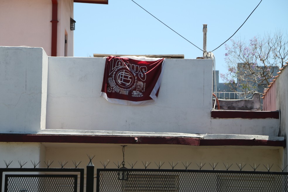 Bandeiras do Lanús decoram várias casas na cidade (Foto: Eduardo Moura/GloboEsporte.com)