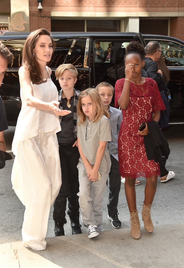 A atriz Angelina Jolie com alguns de seus filhos (Foto: Getty Images)
