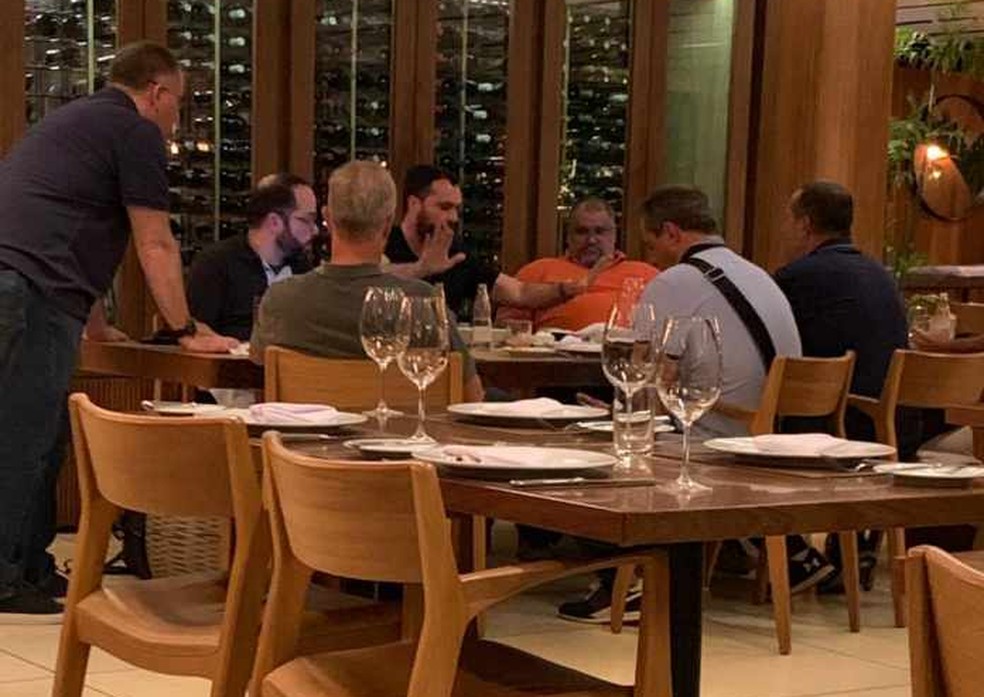 Reunião entre dirigentes do Fluminense e empresários de Pedro selou venda — Foto: Reprodução