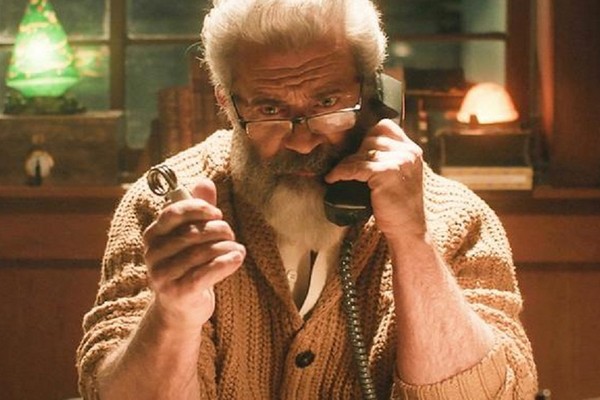 O ator Mel Gibson como o Papai Noel em cena de Fatman  (Foto: Reprodução)