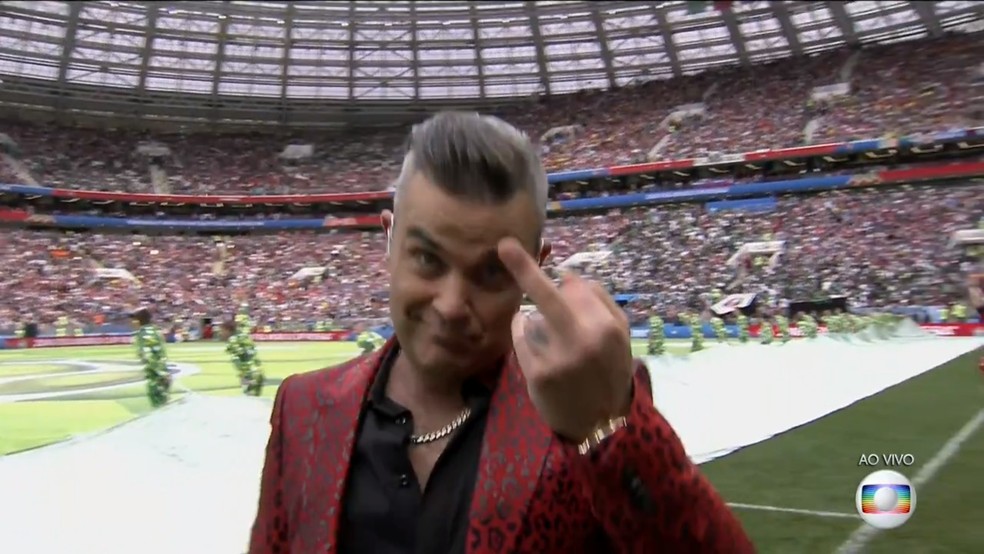 Robbie Williams faz gesto obsceno durante abertura da Copa do Mundo (Foto: Reprodução)
