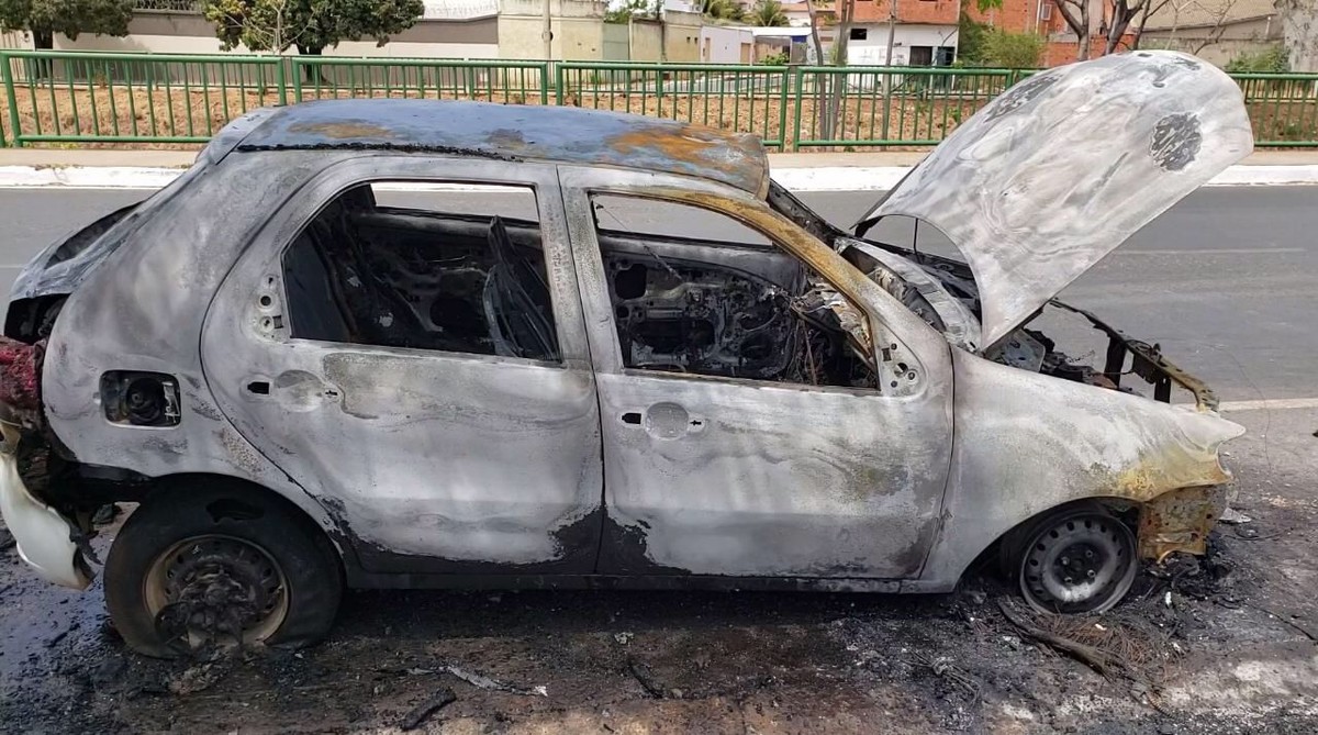 Carro fica destruído após pegar fogo em avenida de Montes Claros