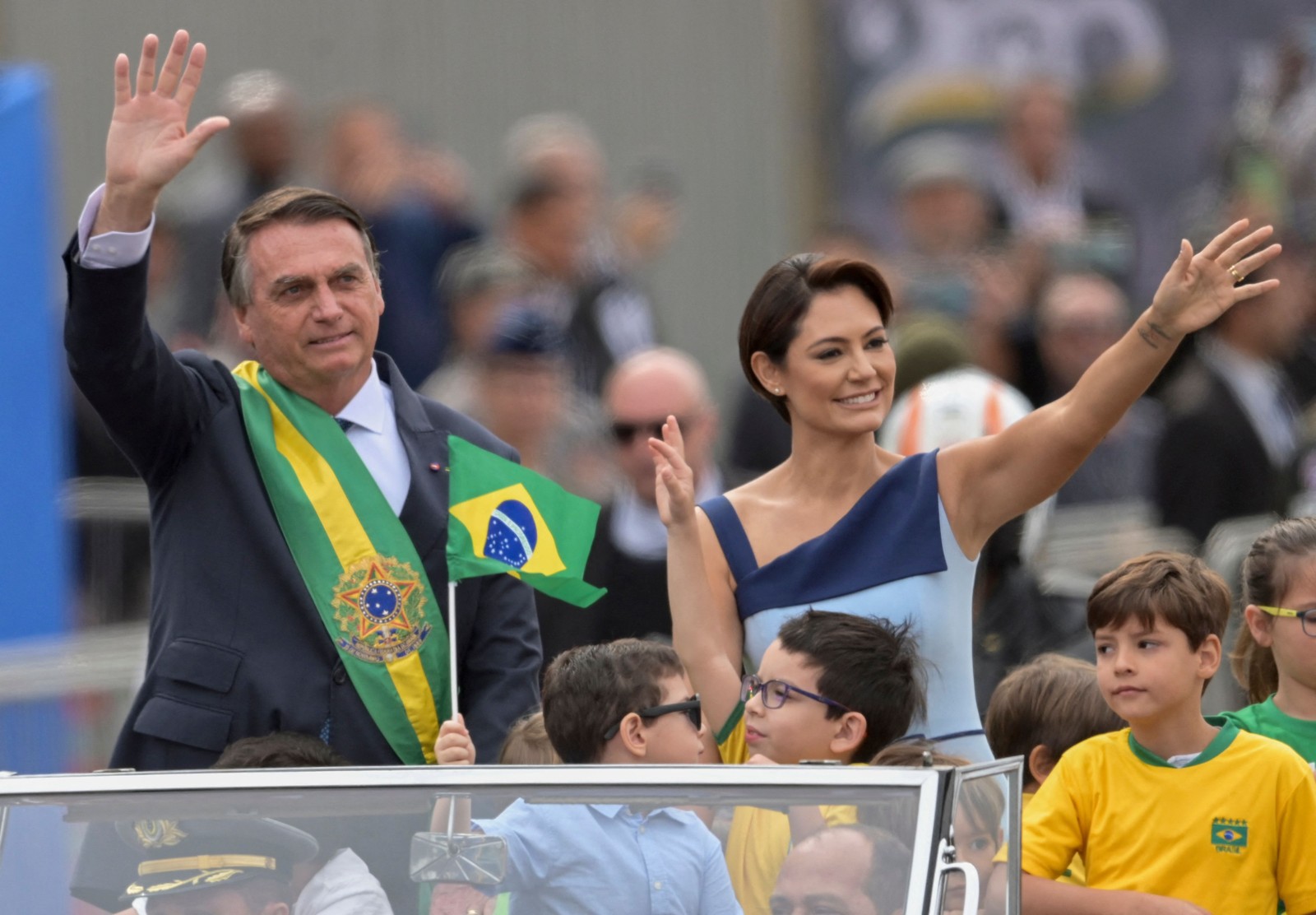 Jair Bolsonaro acena em carro aberto ao lado da primeira-dama Michelle, durante desfile de 7 de setembro em Brasília — Foto: Evaristo Sá/AFP