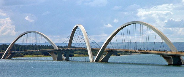   (Foto: Wikimedia / http://commons.wikimedia.org/wiki/File:BSB_Ponte_JK_Panorama_05_2007_266.jpg)