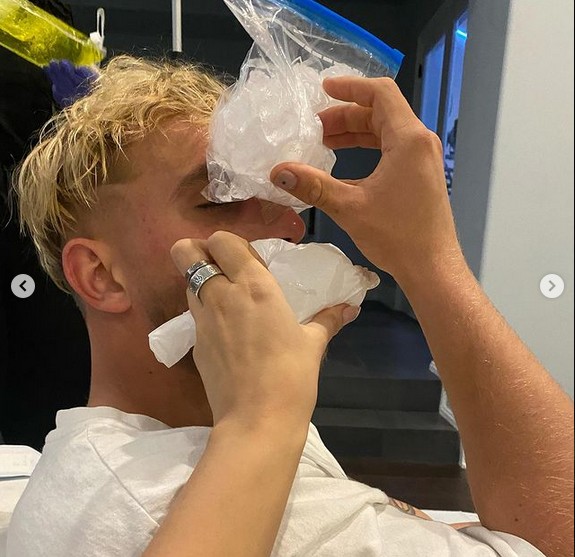 A youtuber Tana Mongeau com um saco de gelo no rosto do marido, o também youtuber Jake Paul, após ele quebrar o nariz (Foto: Instagram)