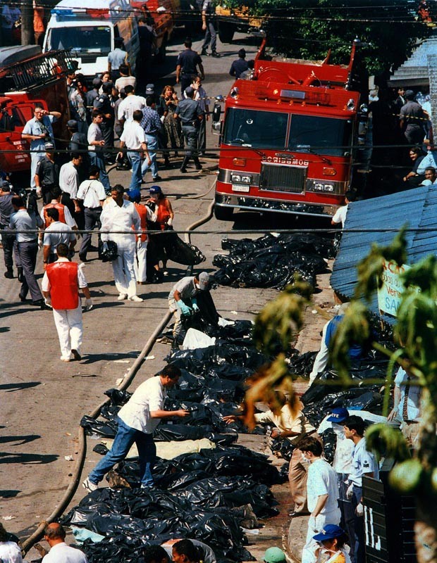 Corpos de vítimas de queda do Fokker 100 da TAM foram colocados em sacos na rua (Foto: Nelson Almeida/Arquivo Estadão Conteúdo – 31/10/1996)