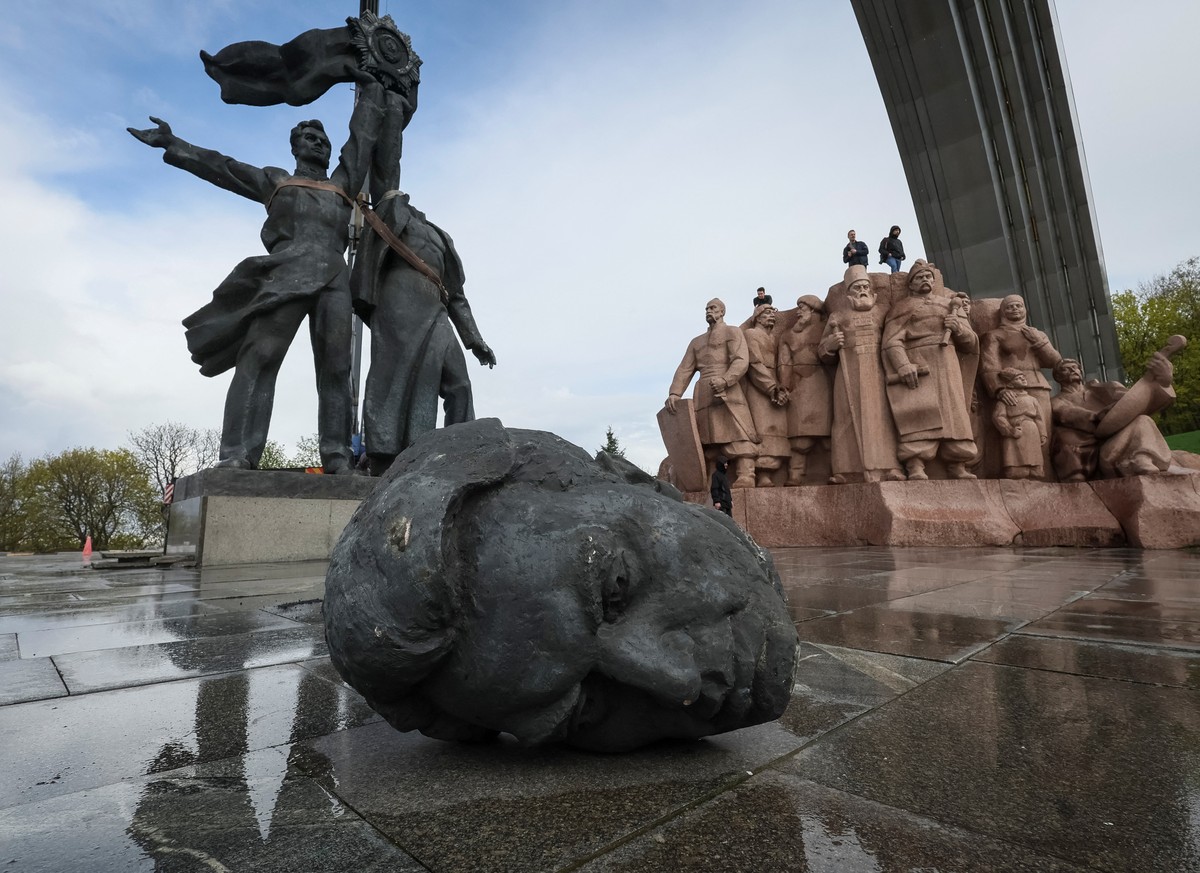 Kiev derriba monumento de la era soviética que simboliza la amistad ruso-ucraniana |  Globalismo