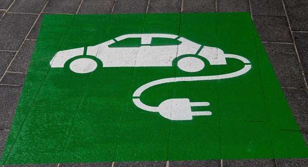Ponto para carregar carro elétrico (Foto: Michael Marais / Unsplash)