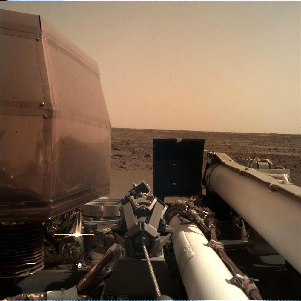 Mars Insight: cÃ¢mera instalada no braÃ§o robÃ³tico da sonda envia imagem de Marte feita no dia 26 de novembro. â Foto: Mars Insight/Nasa