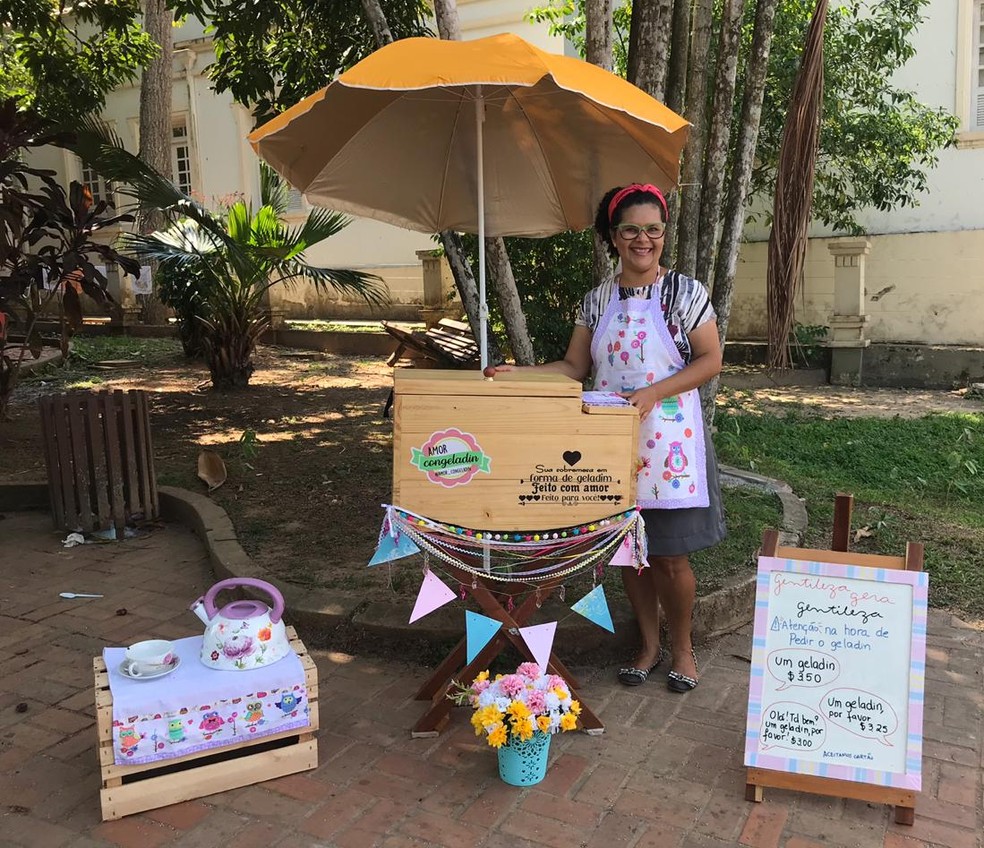 Sandra de Matos queria ganhar uma renda extra e passou a vender geladinhos no Centro de Rio Branco — Foto: Anna Gabriela dos Santos/Arquivo pessoal