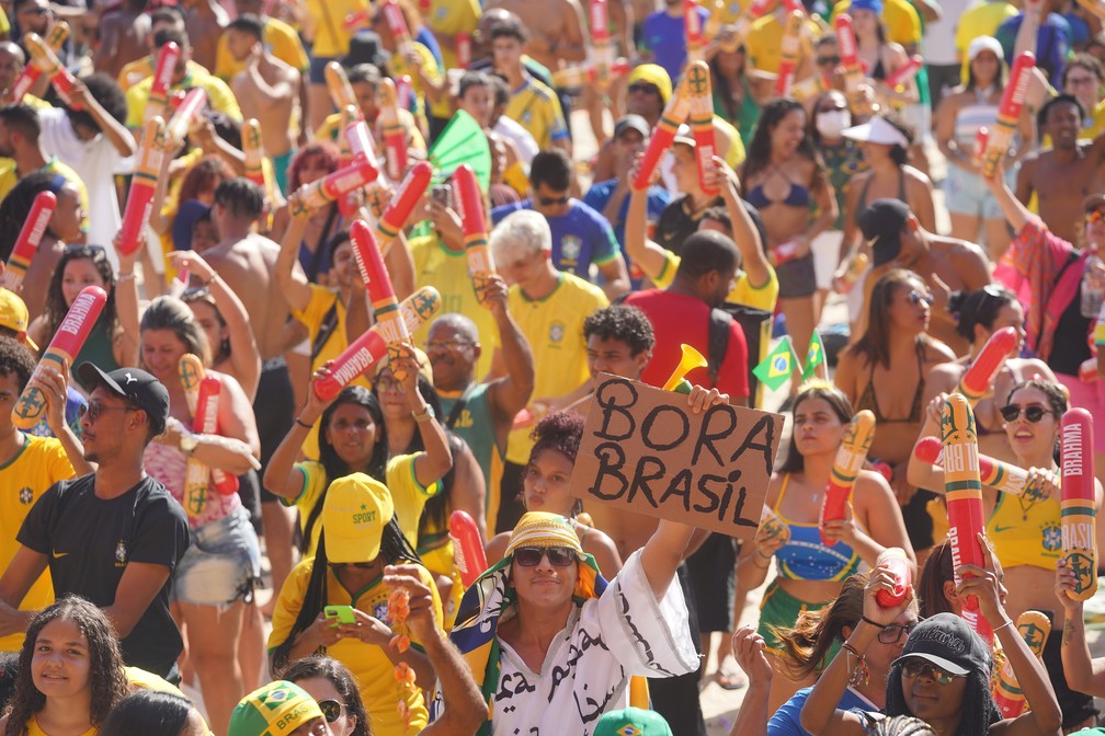 Público se reúne no Fifa Fan Fest em Copacabana para Brasil x Camarões — Foto: Marcos Serra Lima/g1