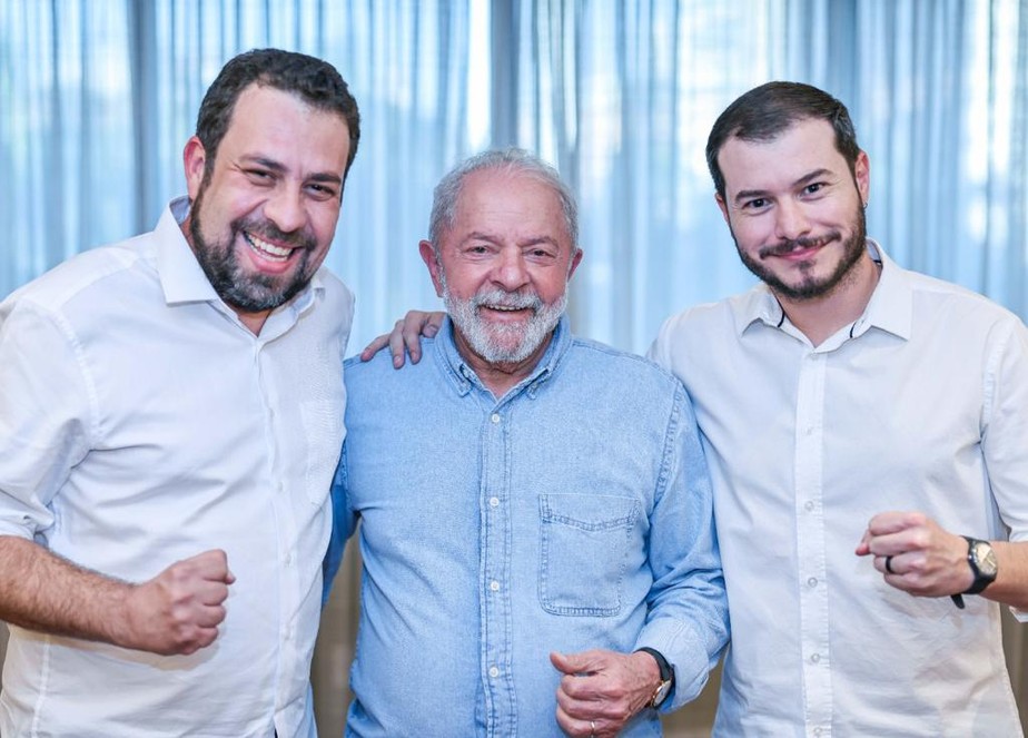 Lula durante reunião com Guilherme Boulos e o presidente do PSOL, Juliano Medeiros: partido reduz candidaturas próprias  aposta em alianças nos estados