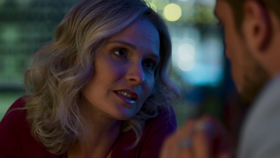 Fabiana recebe proposta de casamento de Renato, mas ele deixa claro que é por interesse (Foto: TV Globo)