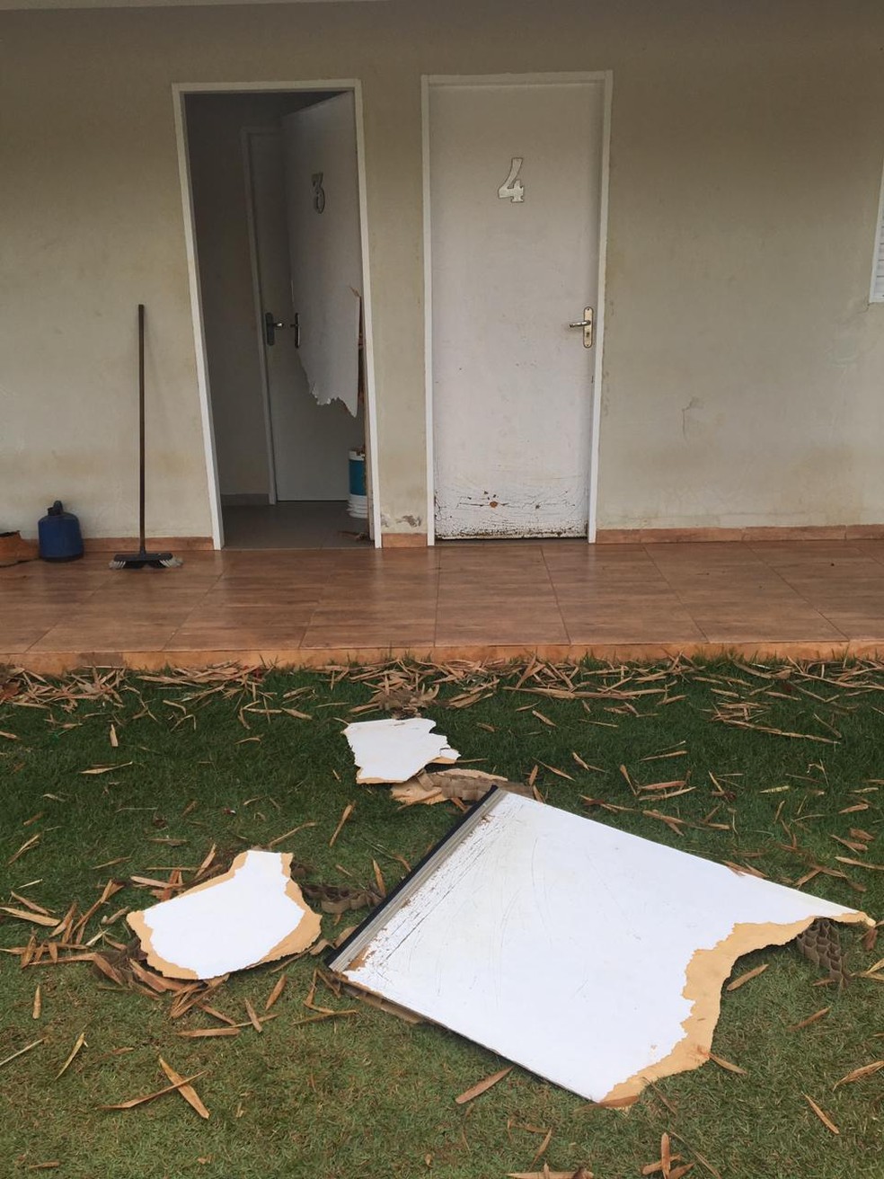 Cerca de 80 funcionários, entre homens, mulheres e criança ficaram trancados nos dois quartos da fazenda em Campos de Júlio — Foto: Polícia Civil de Campos de Júlio (MT)/Divulgação