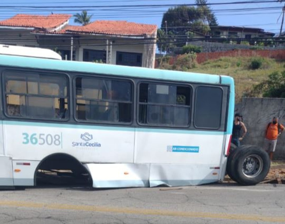 Eixo traseiro de ônibus em movimento se solta, em Fortaleza. — Foto: Cleilson Santos
