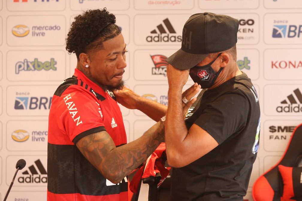 Seu Zé Carlos chora ao ir ao encontro de Marinho no Flamengo — Foto: Gilvan de Souza/Flamengo