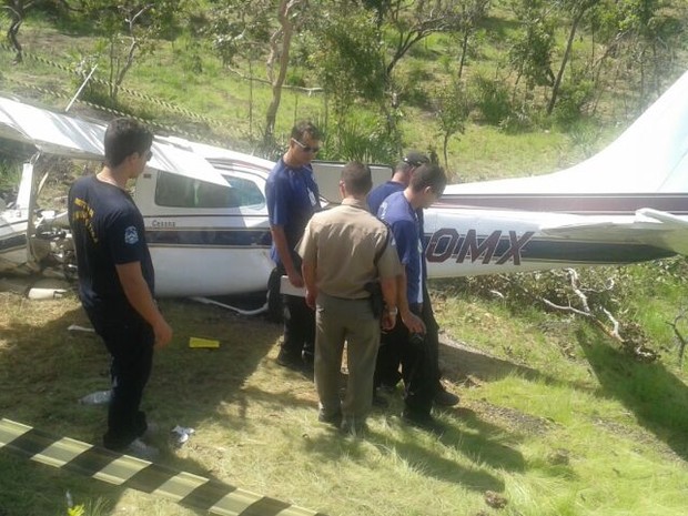 Acidente com o avião monomotor aconteceu neste domingo, em Palmas (Foto: Adriano Fonseca/TV Anhanguera)