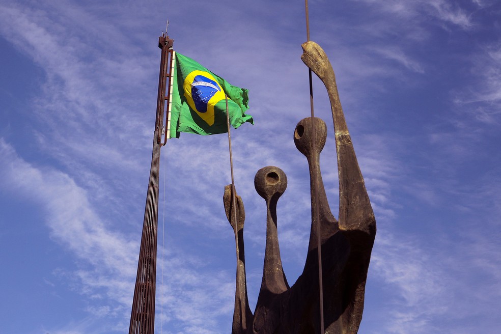 Monumento dois candangos, na Praça dos Três Poderes, em Brasília  — Foto: Toninho Tavares/Agência Brasília