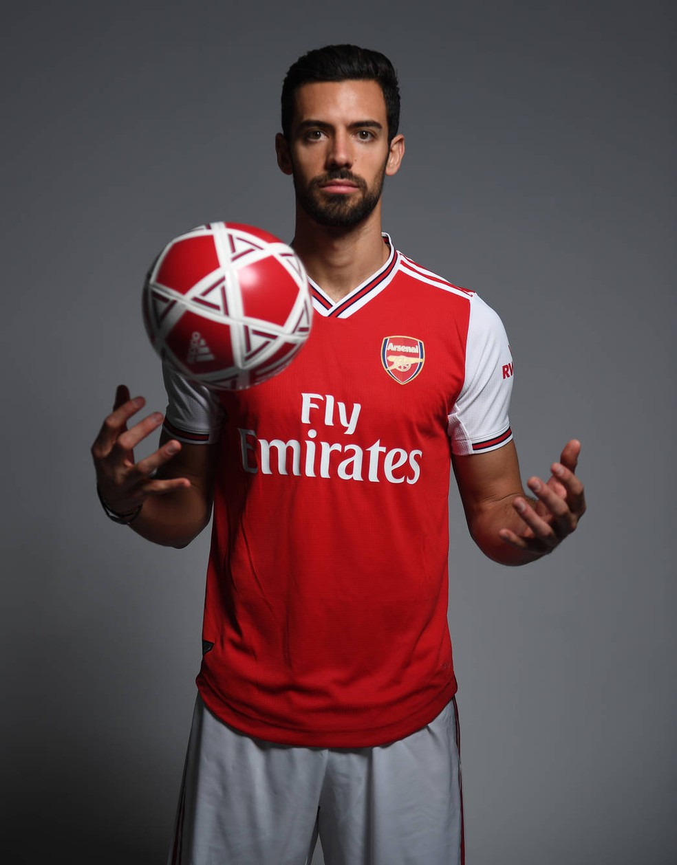 Pablo Marí apresentado como reforço do Arsenal — Foto: Reprodução do site oficial do Arsenal