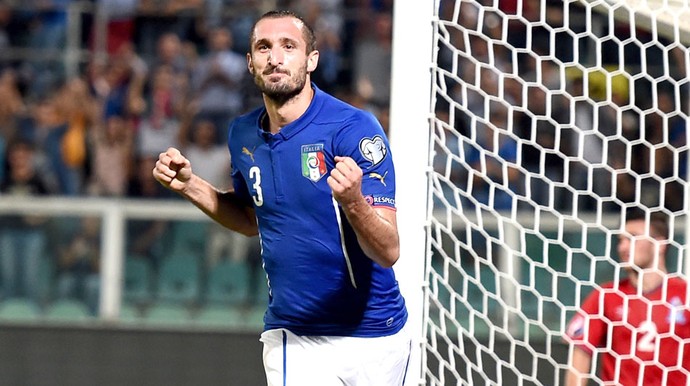Giorgio Chiellini comemora gol da Itália contra o Azerbaijão (Foto: Getty Images)