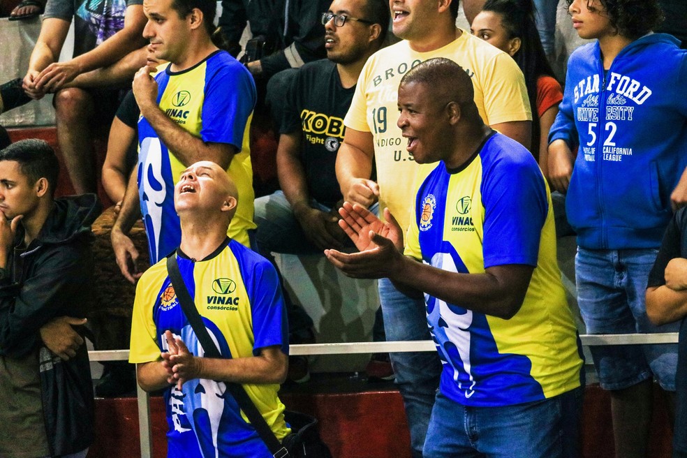 Marquinhos ao lado do torcedor Vagner da Rocha Fausto â Foto: Danilo Sardinha/GloboEsporte.com