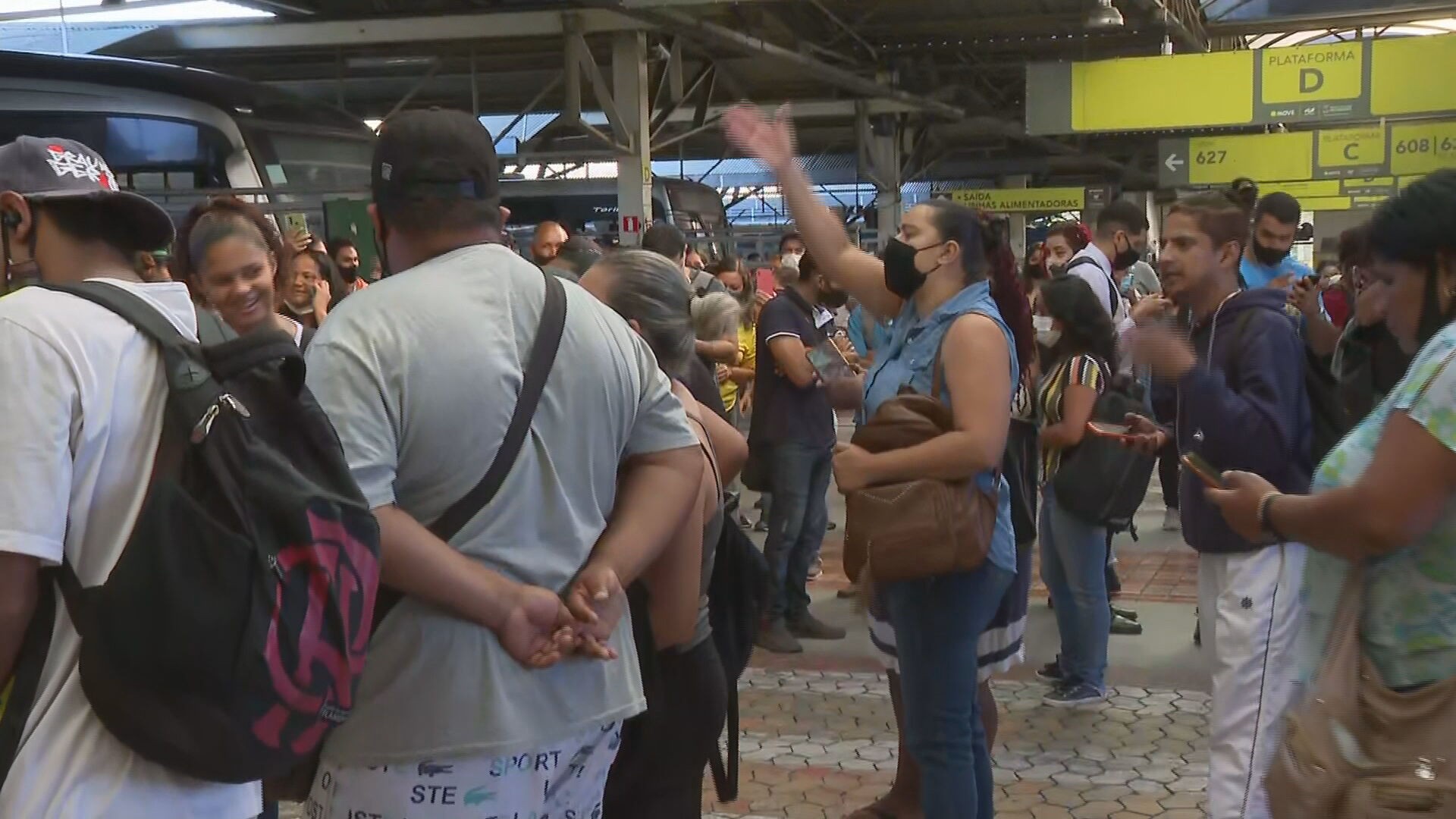 Passageiros impedem saída de ônibus da Estação Venda Nova em protesto contra falta de coletivos
