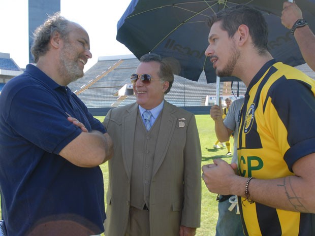 Tony Ramos e João Vicente com o diretor Luiz Villaça nos bastidores da série (Foto: Zé Paulo Cardeal/ TV Globo)