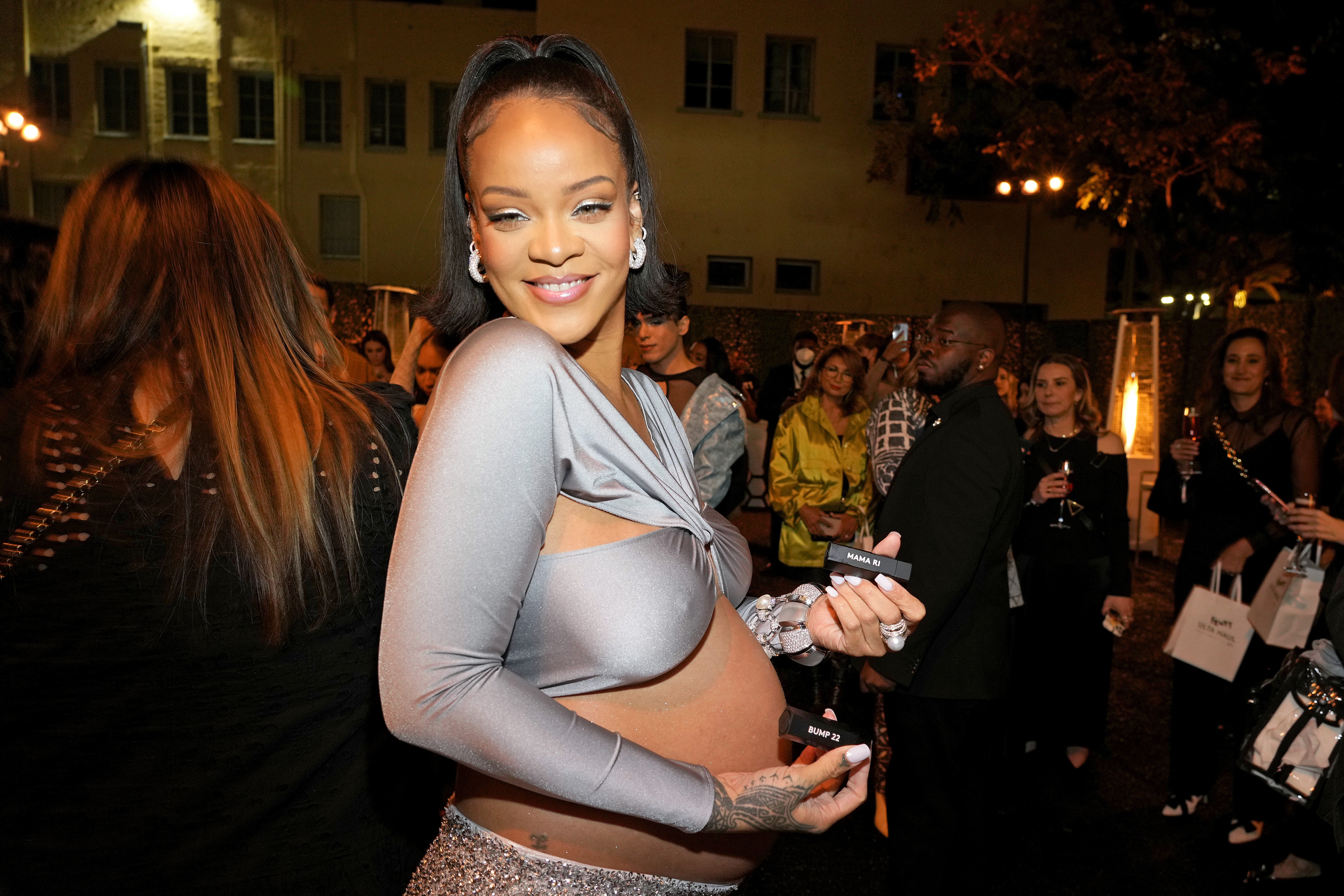LOS ANGELES, CALIFORNIA - MARCH 12: Rihanna poses with engraved Fenty Beauty ICON Lipsticks as she celebrates the launch of Fenty Beauty at ULTA Beauty on March 12, 2022 in Los Angeles, California. (Photo by Kevin Mazur/Getty Images for Fenty Beauty by Ri (Foto: Getty Images for Fenty Beauty by)
