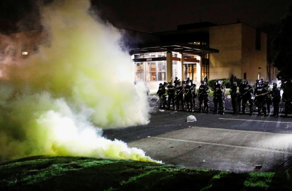 Policiais entraram em confronto com manifestantes que protestavam contra a morte do cidadão negro Daunte Wright, em Minneapolis, no estado de Minnesota, nos Estados Unidos, no dia 11 de abril  — Foto: Nick Pfosi/Reuters