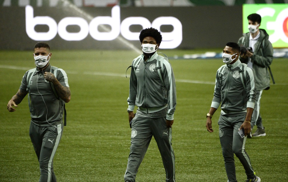 E o Luiz Adriano? Atacante não sai do banco mais uma vez no Palmeiras