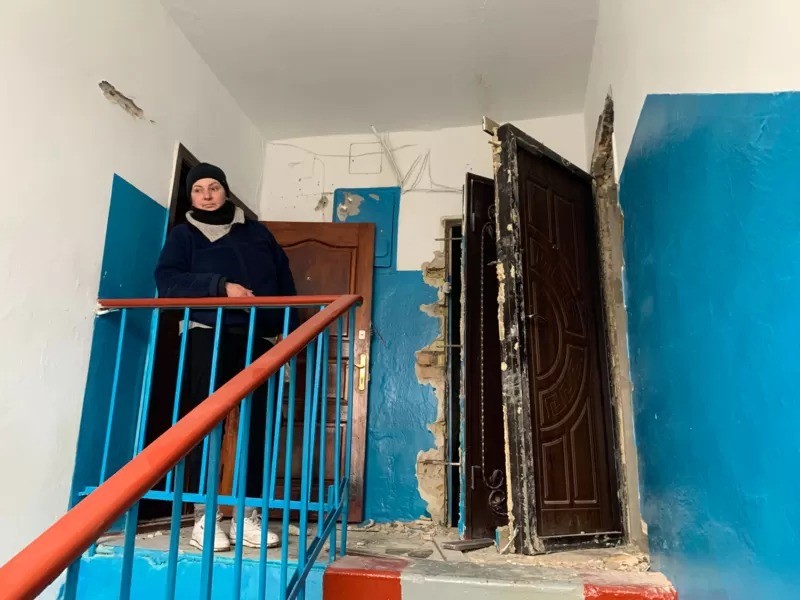 Portas de apartamentos residenciais foram destruídas pelas forças russas que se retiravam de Bucha (Foto: BBC/KATHY LONG via BBC News Brasil )