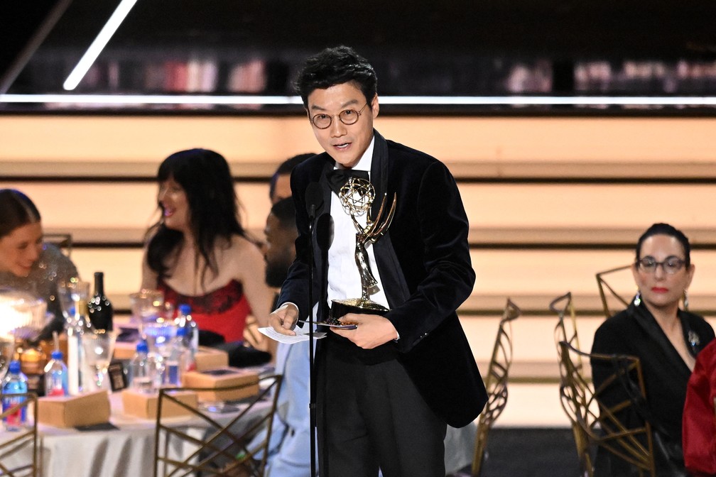 Hwang Dong-hyuk recebe o Emmy 2022 de melhor diretor em série de drama por 'Round 6' — Foto: Patrick T. Fallon/AFP