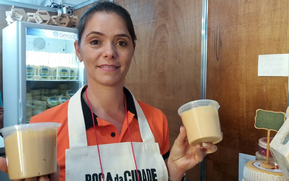 Agda Rodrigues de Melo espera aumentar os lucros da produÃ§Ã£o de doces de leite caseiros em AlpinÃ³polis, MG â€” Foto: Laura Scarpelini/G1