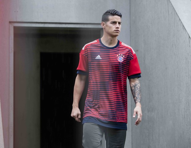 James Rodríguez veste a nova camisa pré-jogo do Bayern (Foto: reprodução)