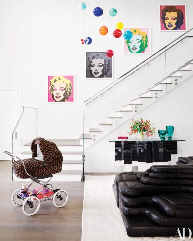 Kylie é fã de Marilyn Monroe e tem quadros da atriz na escadaria de casa (Foto: Reprodução Architectural Digest)