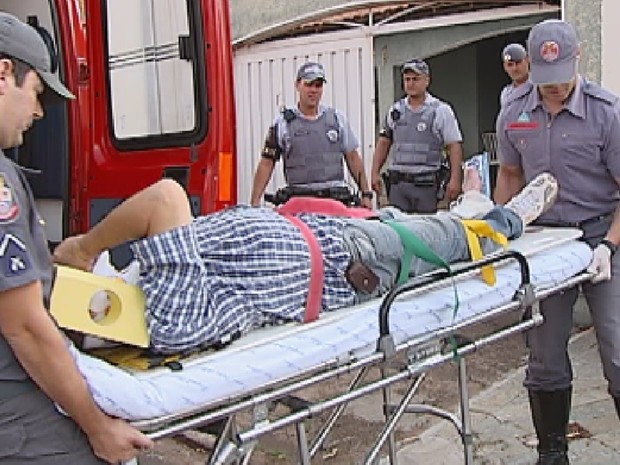 Homem foi socorrido pelo resgate e está internado em hospital (Foto: Reprodução/ TV TEM)