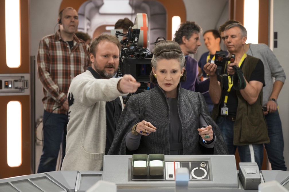 O diretor Rian Johnson orienta Carrie Fischer durante gravações de 'Star Wars: Os últimos Jedi' (Foto: Divulgação/Disney)