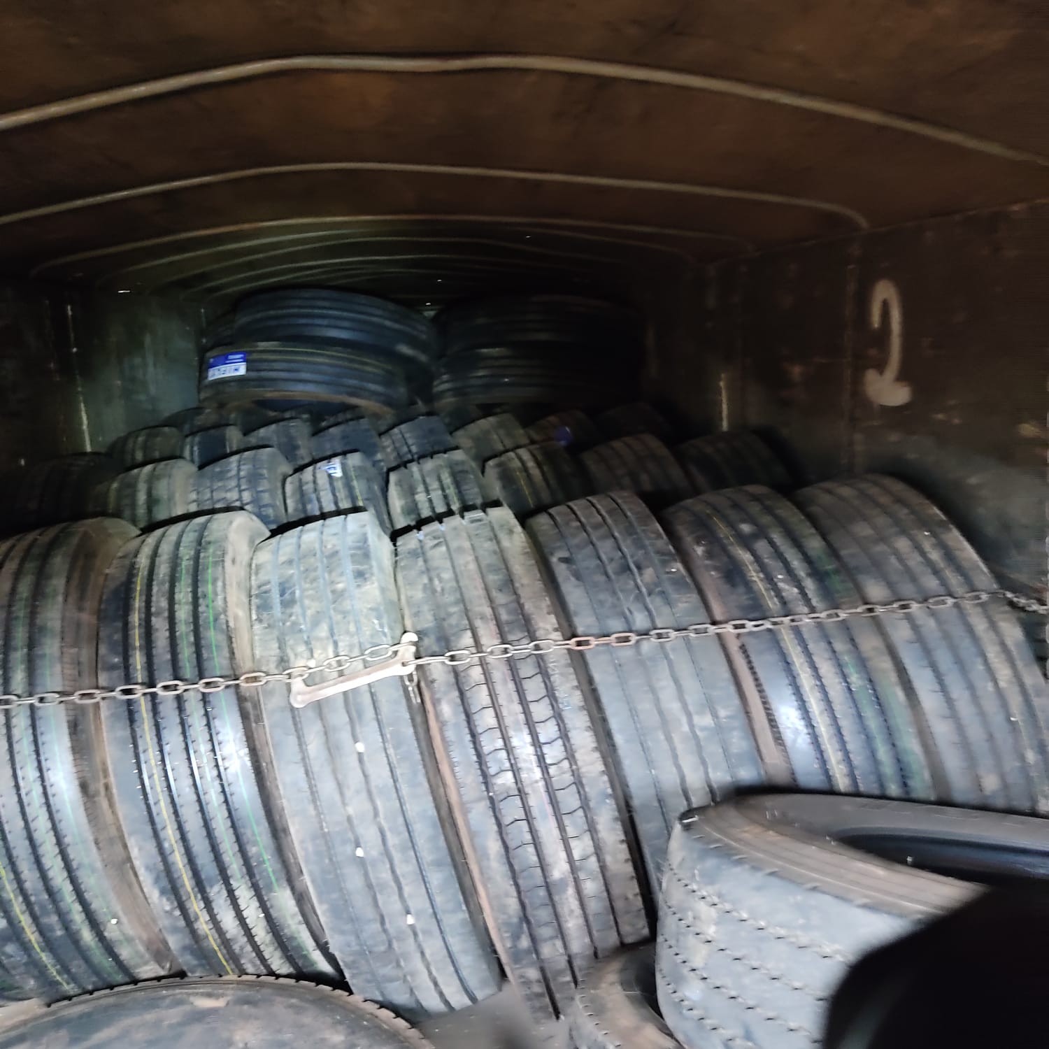 Motorista é preso com mais de 100 pneus contrabandeados escondidos em carreta em Toledo, diz polícia 