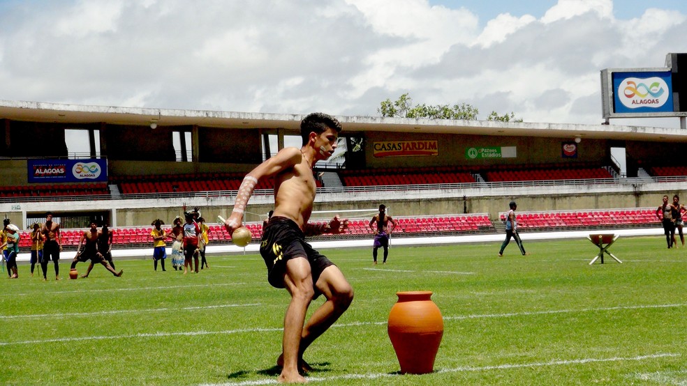Índio participando da corrida de maraká (Foto: Viviane Leão/GloboEsporte.com)