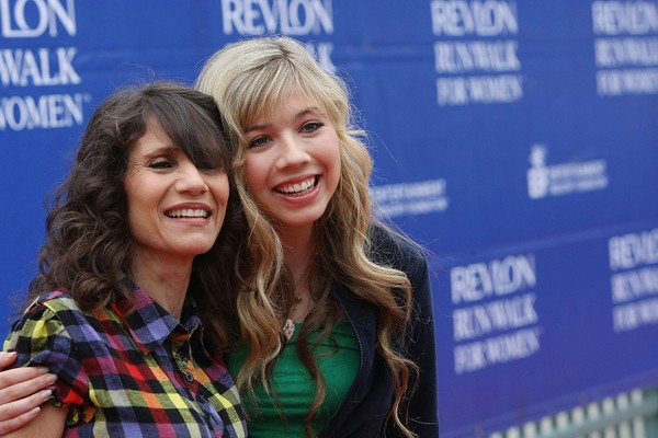 Jennette McCurdy com a mãe em foto de maio de 2009 (Foto: Getty Images)
