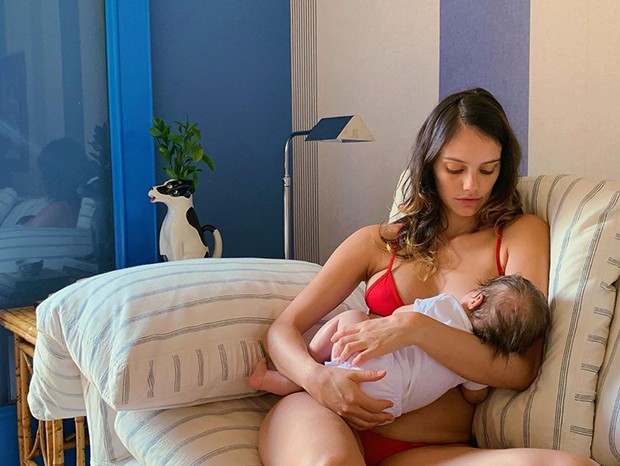 Laura Neiva com a filha Maria (Foto: Reprodução/ Instagram)